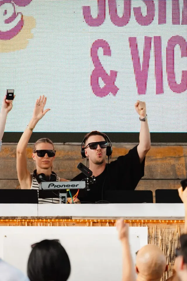 Josha und Vica an den Decks vor der Beach-of-Love-Leinwand